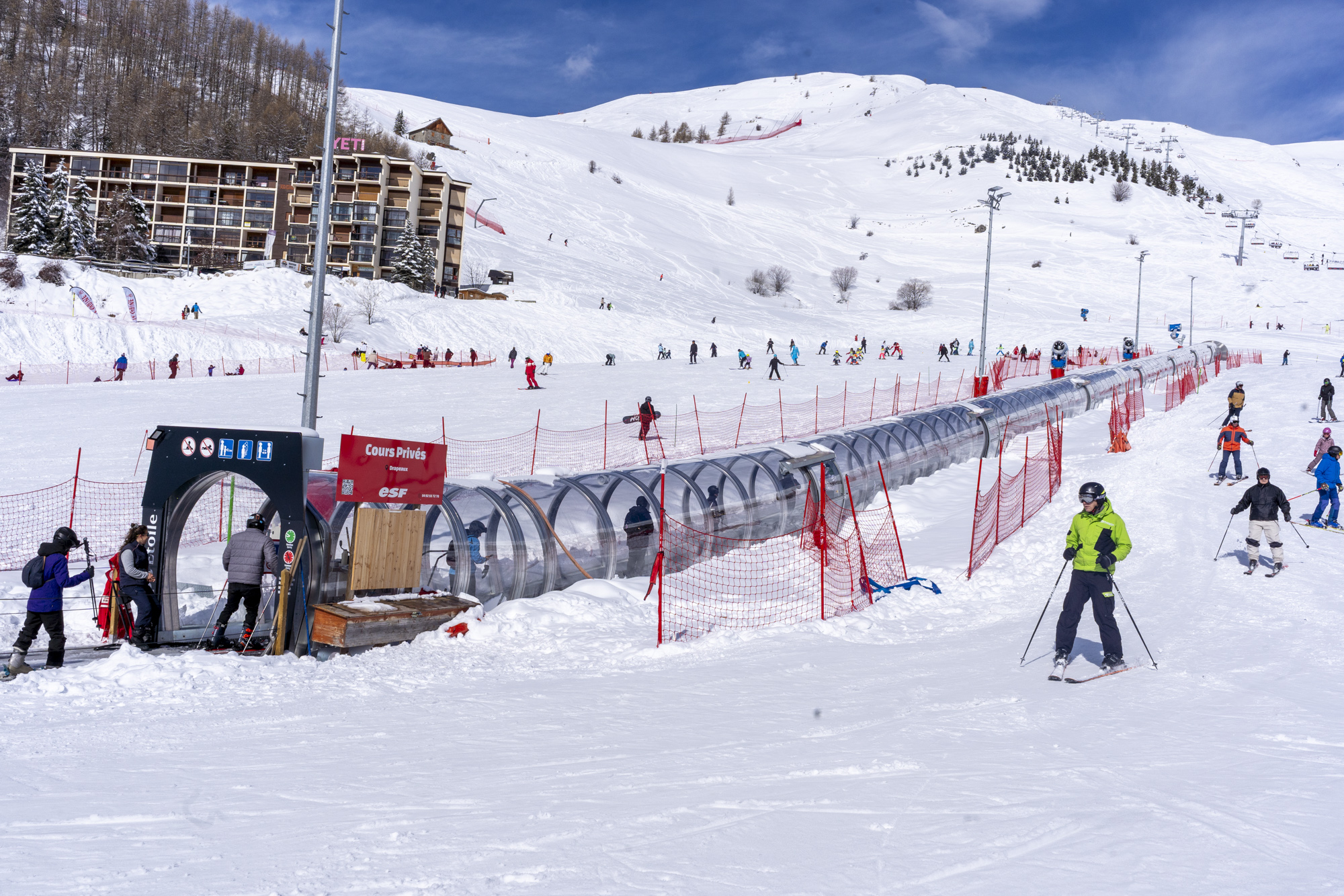 Covered ski conveyor belt in the heart of the resort